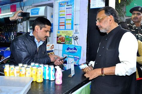 Shri Radha Mohan Singh Visits Outlets of Mother Dairy and Safal 